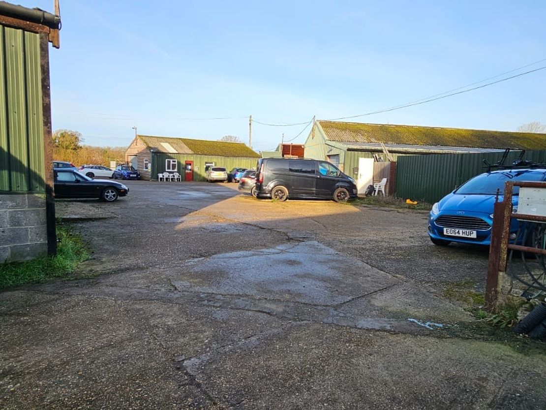 Bullhousen Farm, Shaftesbury Road, Bisley Green, Bisley, Woking, GU24 9EW