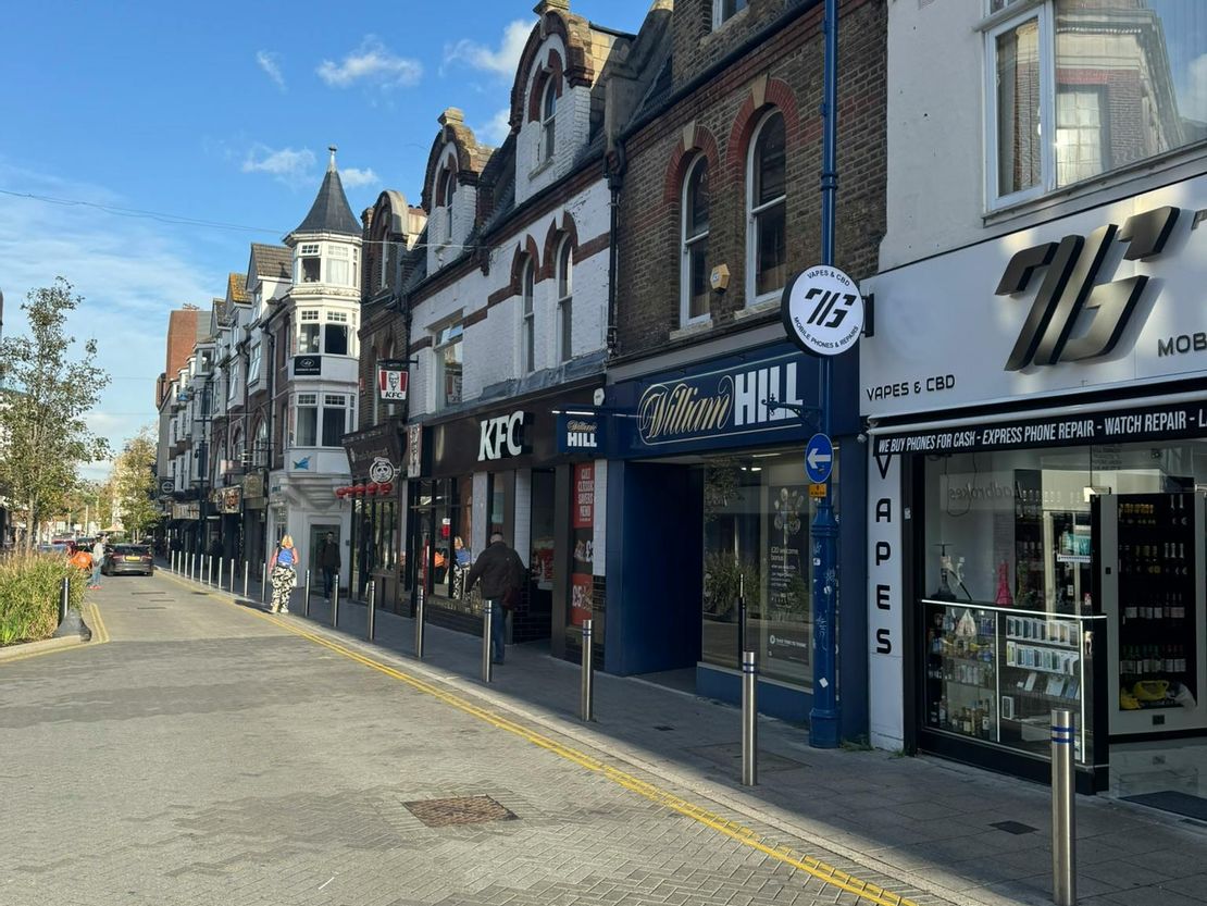 27 Chertsey Road, Woking, GU21 5AJ