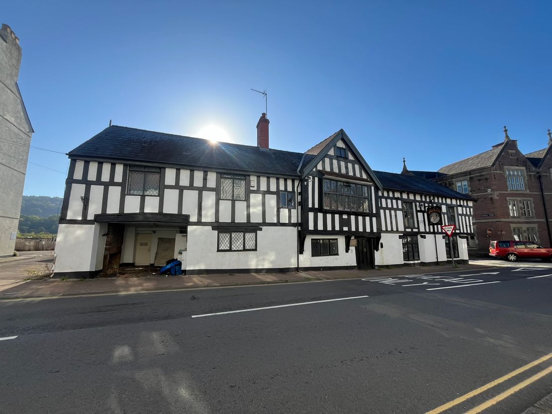 The Queen's Head Hotel, 1 St. James Street, Monmouth, Monmouthshire, NP25 3DL