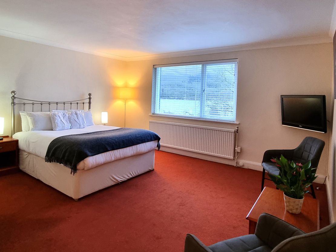 The Four Seasons Hotel & Little Larder, Lochside, St. Fillans, Crieff, PH6 2NF
