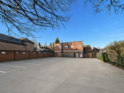 Property Image for Riverdale House, Riverdale, Wheathampstead, St. Albans, AL4 8BB