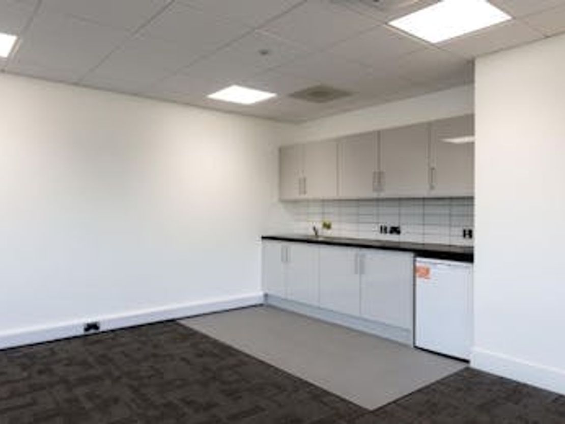 697 Stirling Road, Slough, SL1 4ST