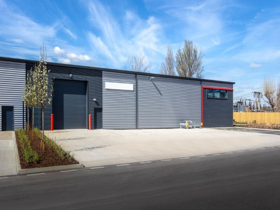697 Stirling Road, Slough, SL1 4ST