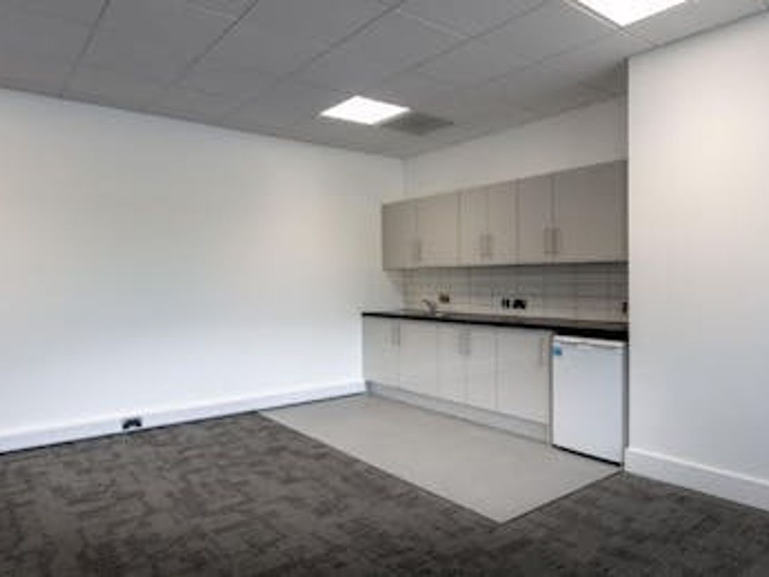 696 Stirling Road, Slough, SL1 4ST