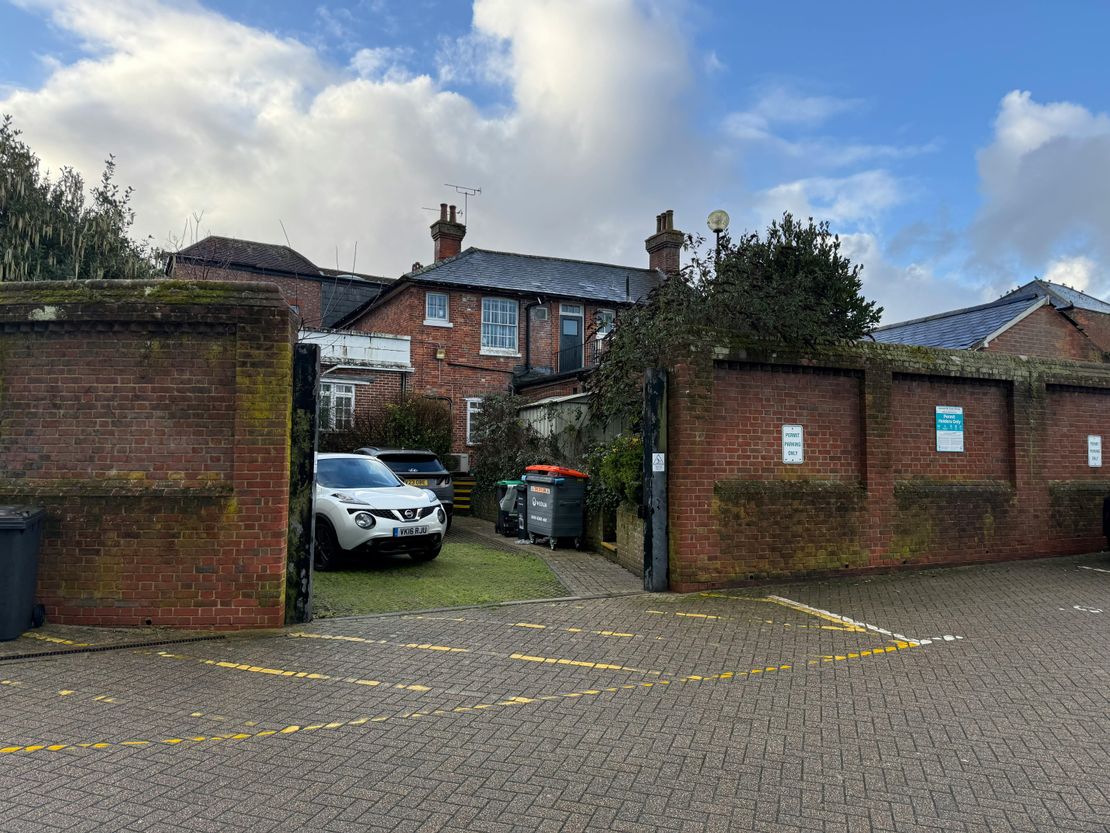 5 The Square, Petersfield, GU32 3HL