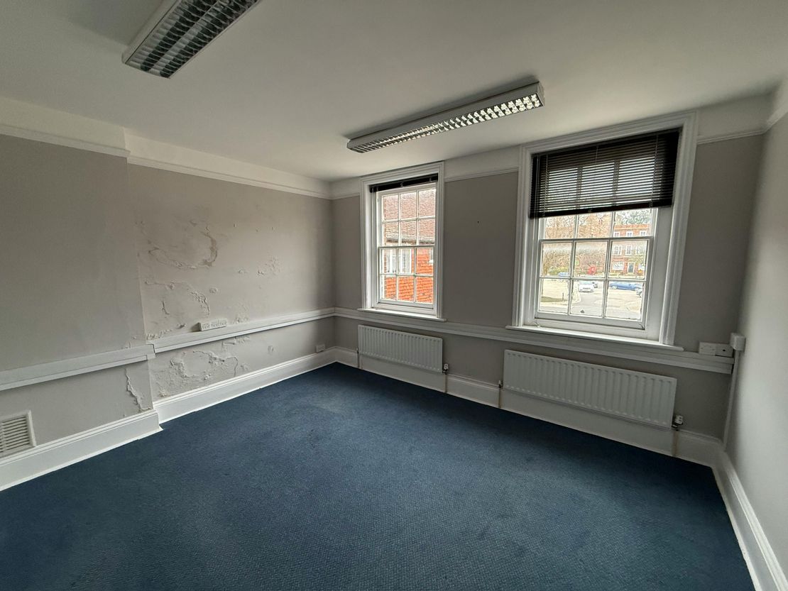 5 The Square, Petersfield, GU32 3HL