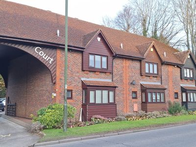 Property Image for 8 Kings Court, Horsham, West Sussex, RH13 5UR