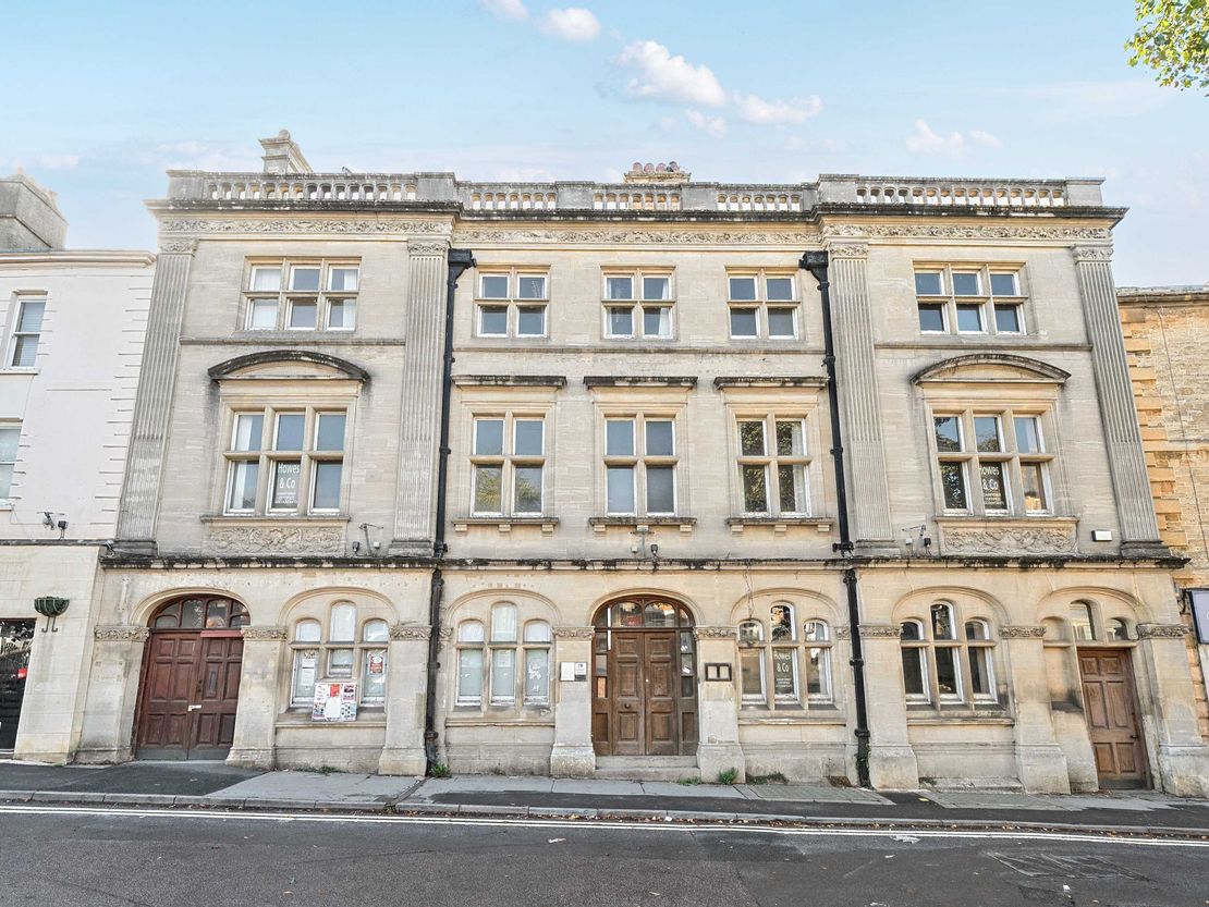 18-19 Market Place, Chipping Norton, Oxfordshire, OX7 5NA