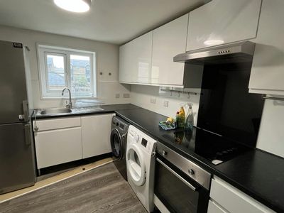 Property Image for 52 London Road, Apsley, HP3 9SB
