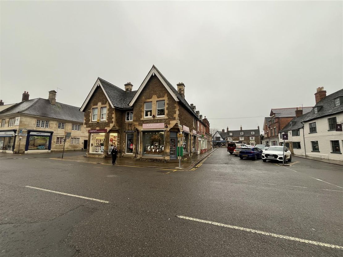 2 Market Place, Oakham, LE15 6DT
