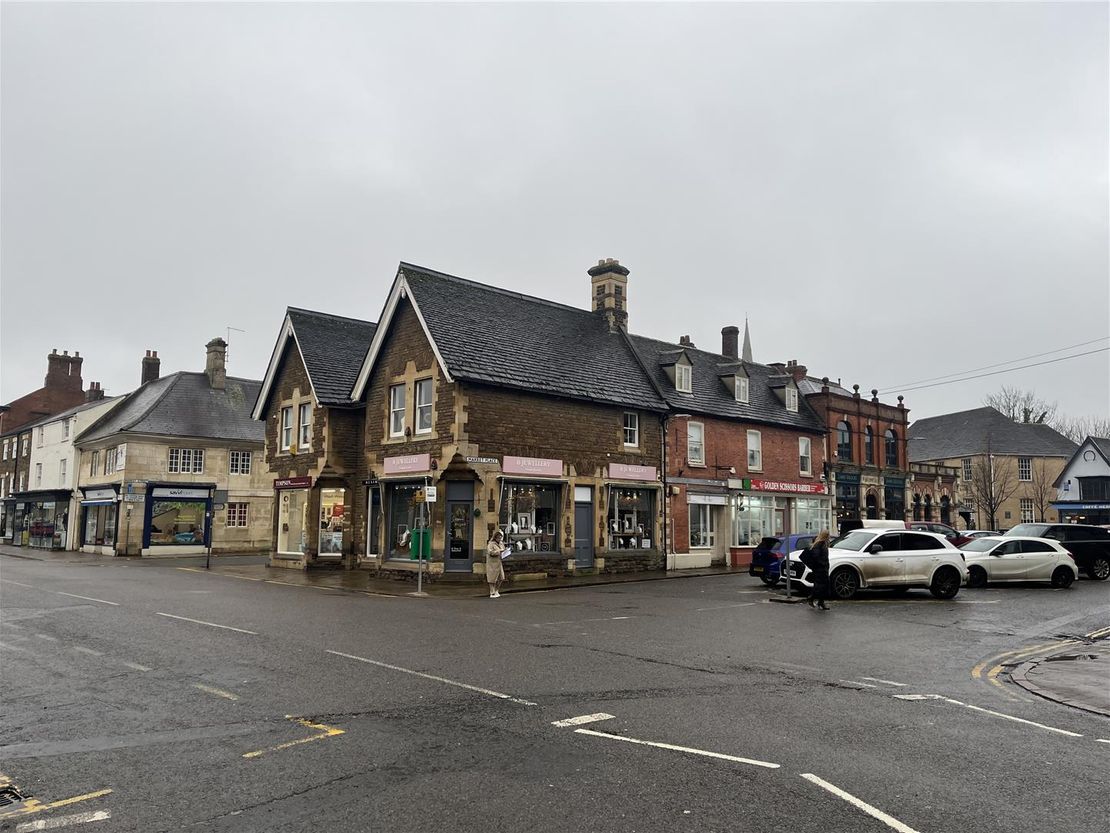 2 Market Place, Oakham, LE15 6DT