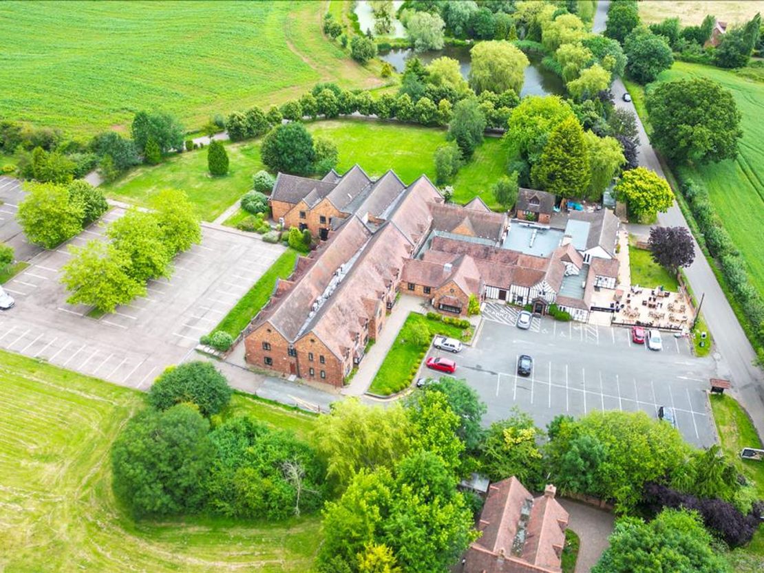 The Pear Tree Inn & Country Hotel, Smite Hill, Hindlip, Worcester WR3 8SY