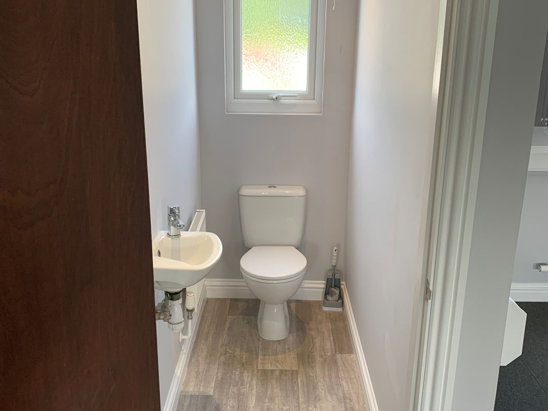 Effingham Road, Copthorne, RH10 3HZ