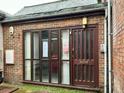 Property Image for 42b High Street North, Dunstable, LU6 1LA