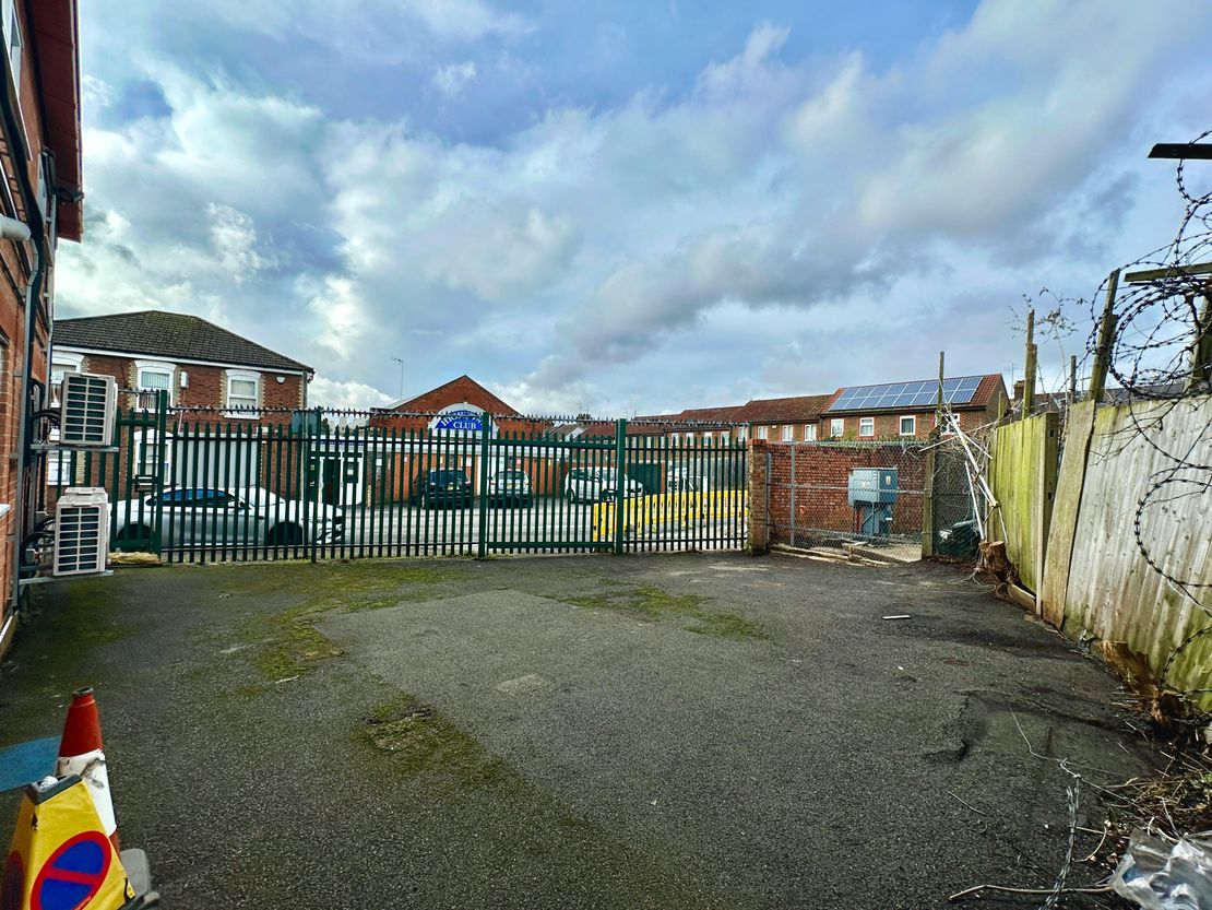 Yard R/o 4 Oxen Industrial Estate, Oxen Road, Luton, LU2 0DX