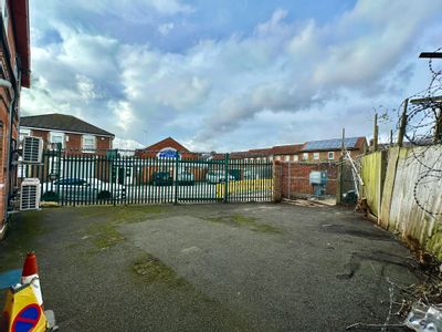 Property Image for Yard R/o 4 Oxen Industrial Estate, Oxen Road, Luton, LU2 0DX