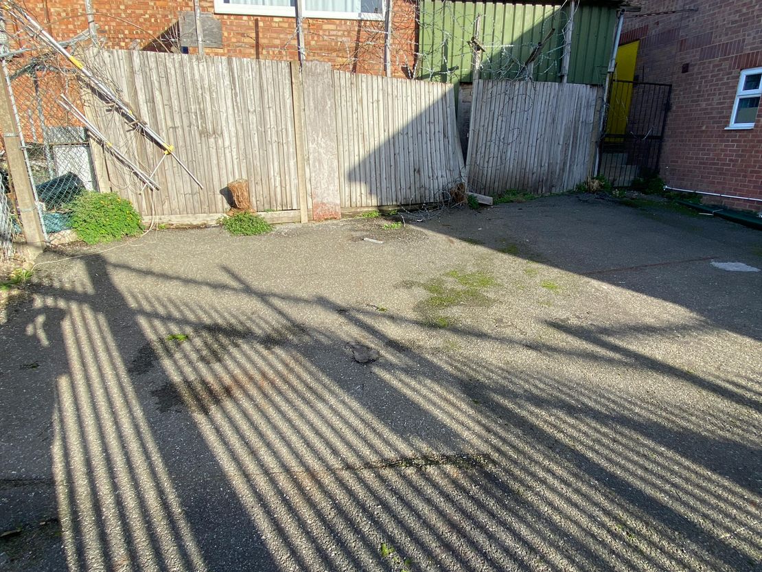 Yard R/o 4 Oxen Industrial Estate, Oxen Road, Luton, LU2 0DX