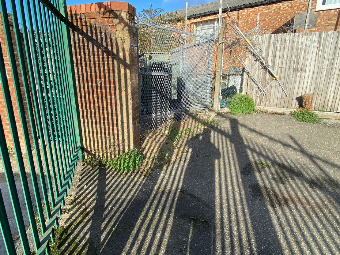Yard R/o 4 Oxen Industrial Estate, Oxen Road, Luton, LU2 0DX