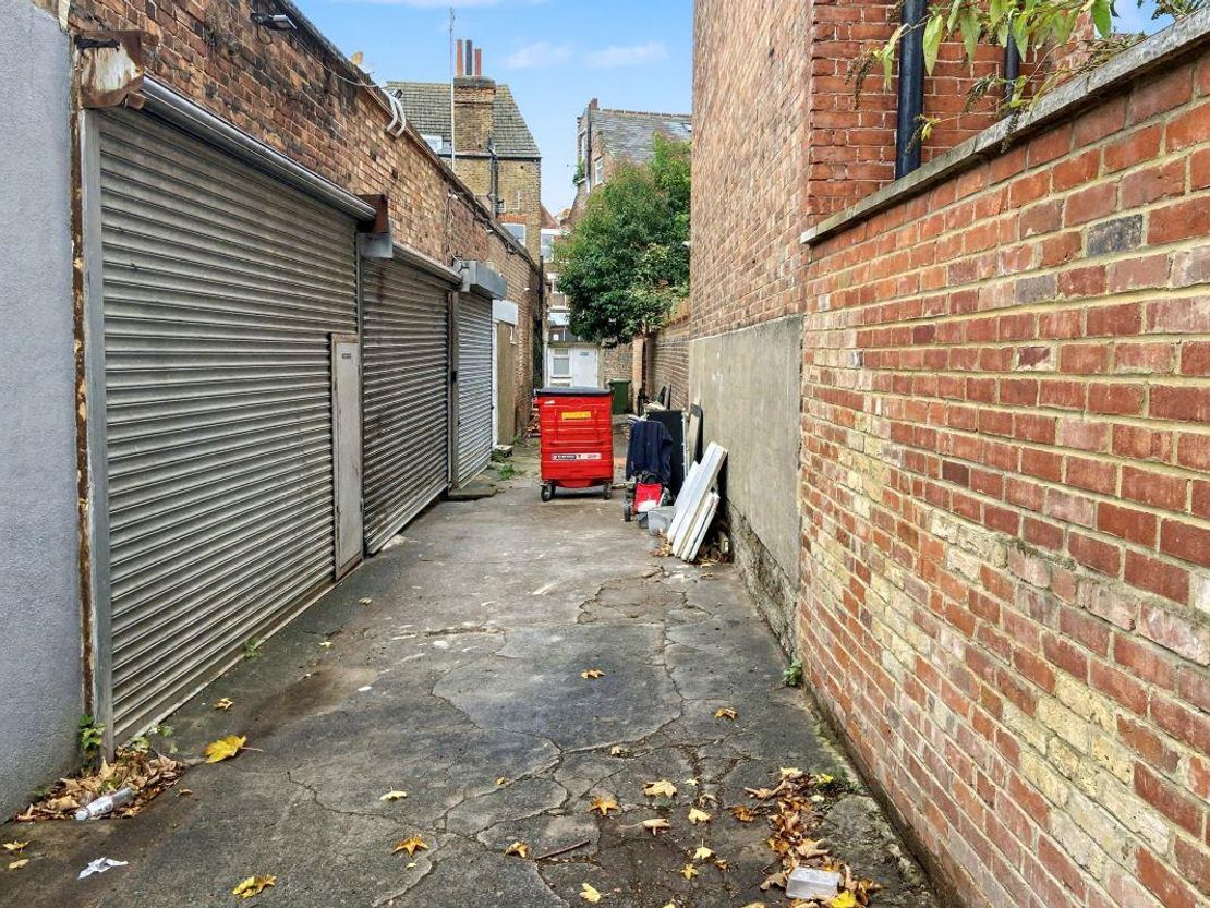 13 Thrale Rd, London SW16 1NS