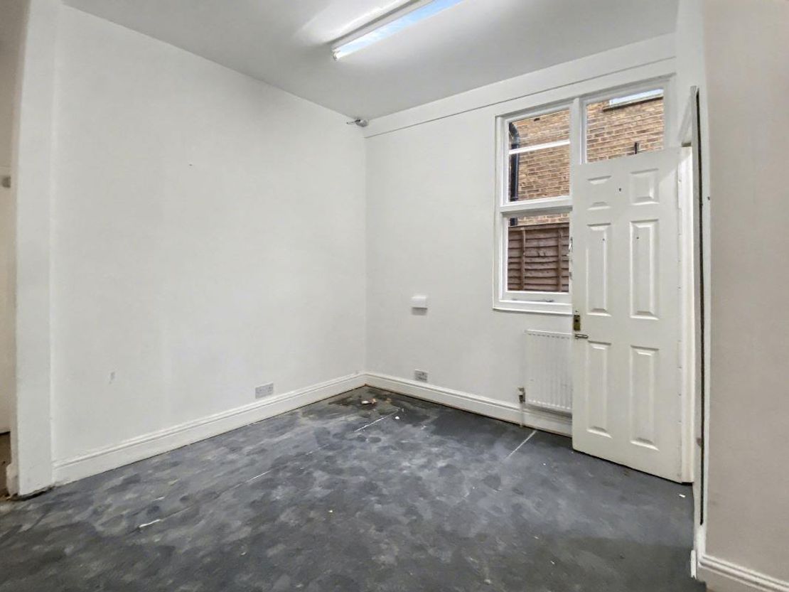 13 Thrale Rd, London SW16 1NS