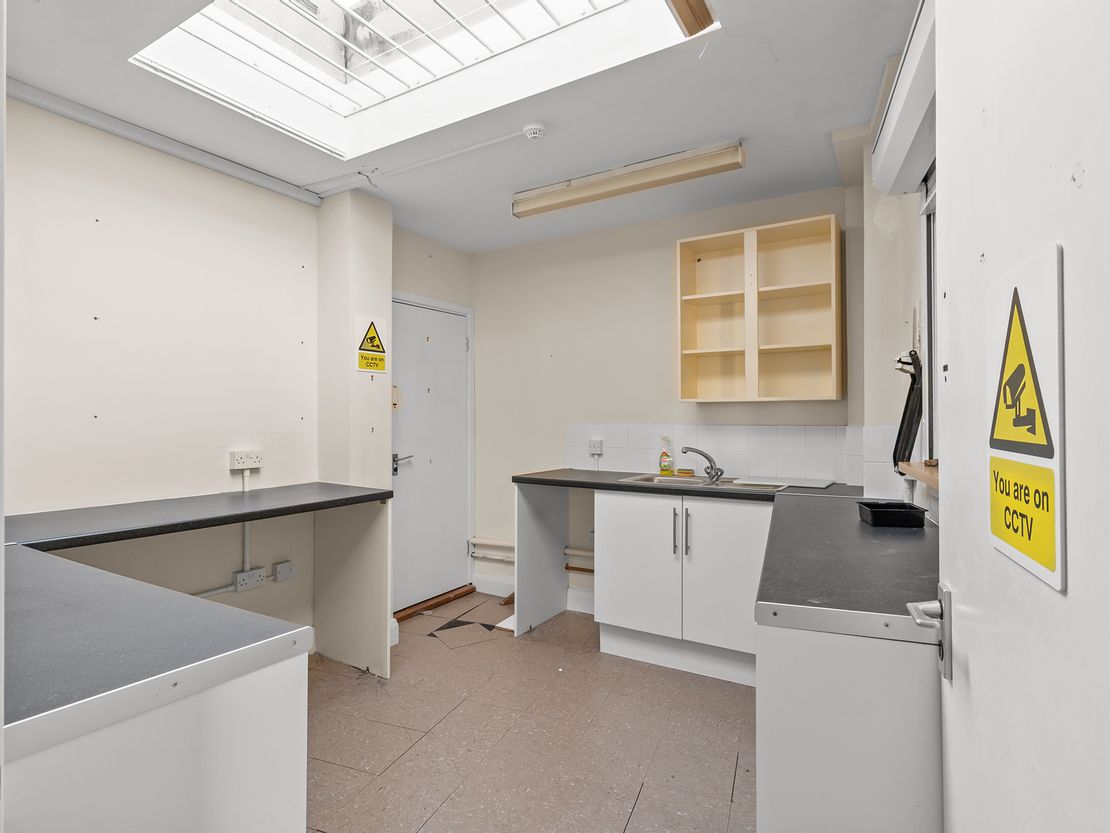 Second Floor, 47 Carfax, Horsham, West Sussex, RH12 1FD