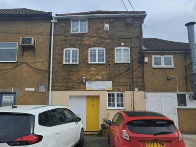 Property Image for 8 Freestone Yard, Park Street, Slough, SL3 0HT