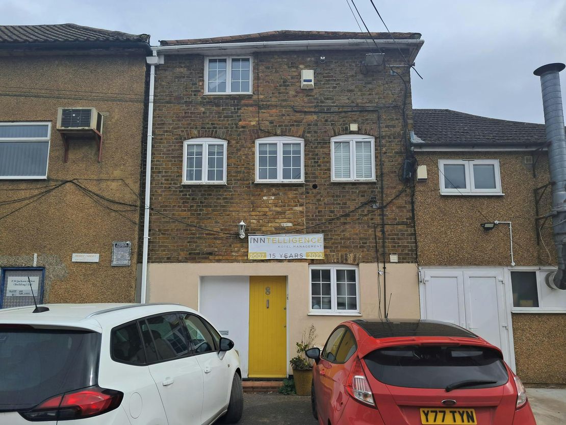 8 Freestone Yard, Park Street, Slough, SL3 0HT