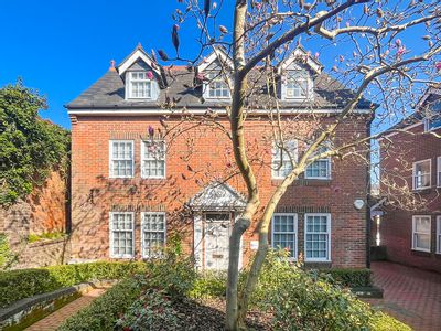 Property Image for 5 St Georges Yard, Castle Street, Farnham, GU9 7LW