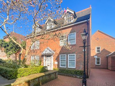 Property Image for 5 St Georges Yard, Castle Street, Farnham, GU9 7LW