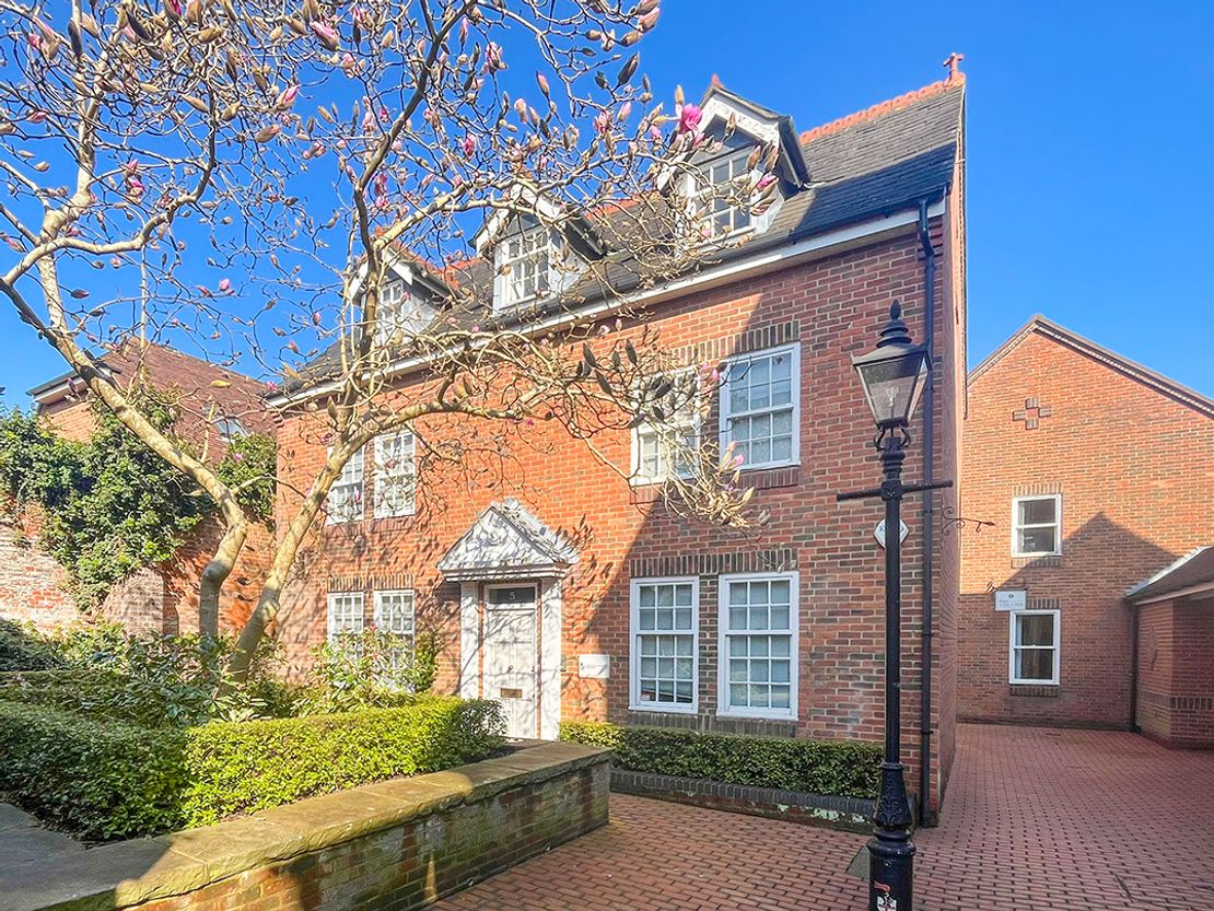 5 St Georges Yard, Castle Street, Farnham, GU9 7LW