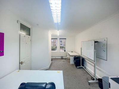 Property Image for 5 St Georges Yard, Castle Street, Farnham, GU9 7LW