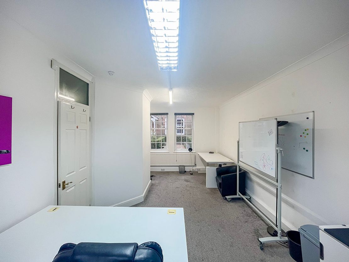 5 St Georges Yard, Castle Street, Farnham, GU9 7LW