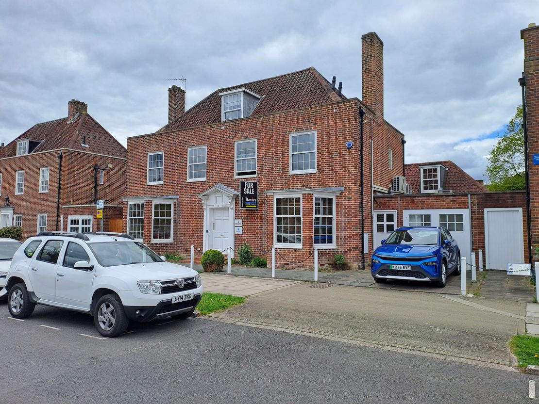 14 Parkway, Welwyn Garden City, Hertfordshire, AL8 6HG