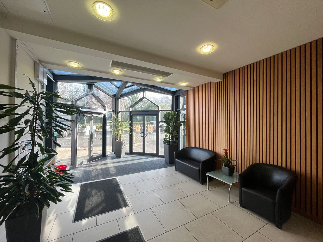 35 Perrymount Road (2nd Floor Rear Suite), Haywards Heath, RH16 3BW