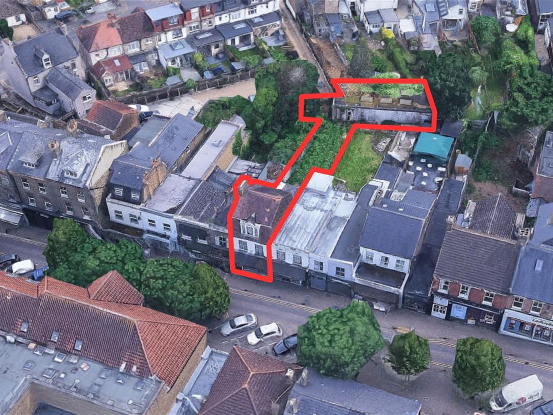 38 Queen's Rd, Buckhurst Hill IG9 5BY