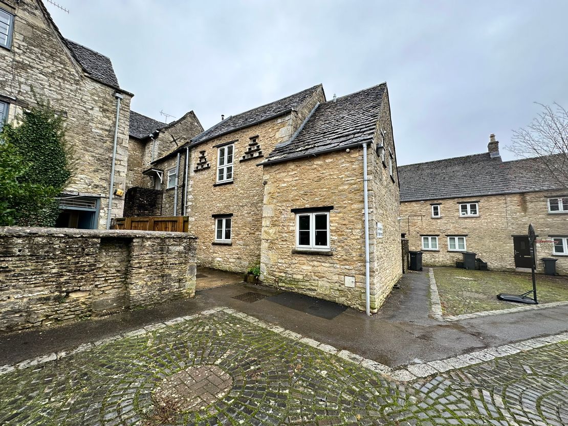 1 Warns Court, Old Brewery Lane, Tetbury, Gloucestershire, GL8 8LL