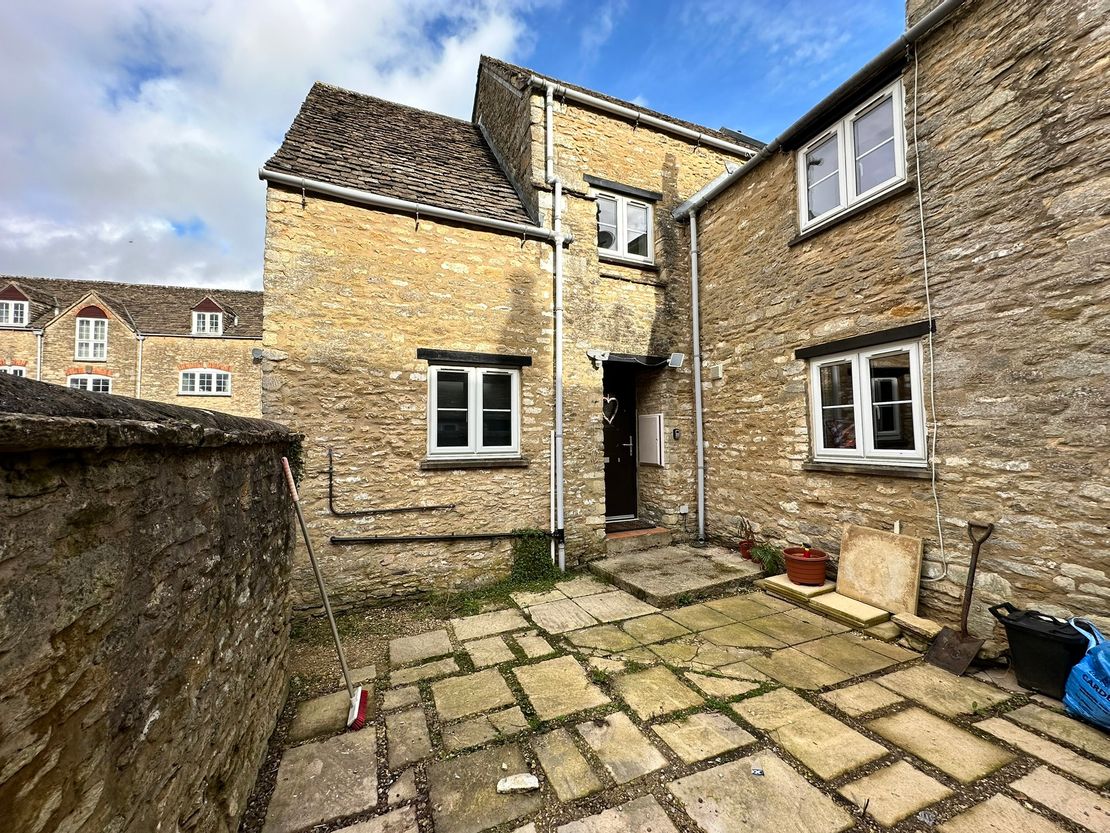 1 Warns Court, Old Brewery Lane, Tetbury, Gloucestershire, GL8 8LL