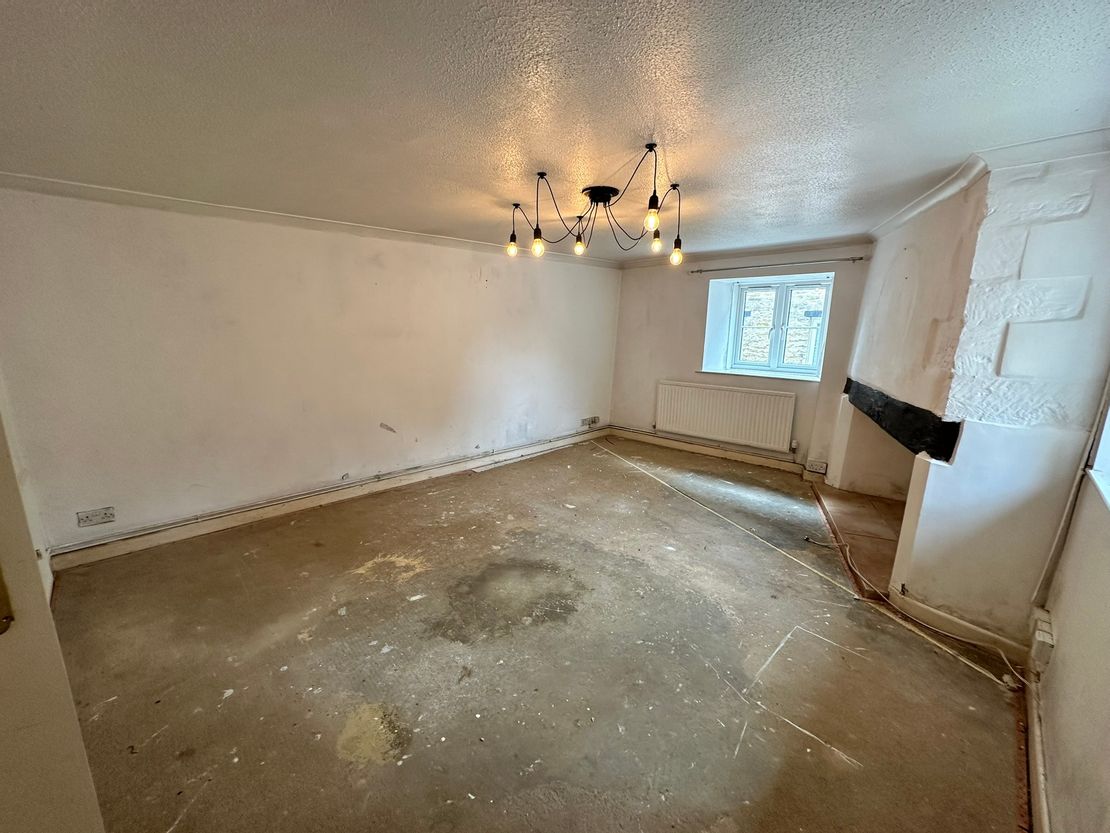 1 Warns Court, Old Brewery Lane, Tetbury, Gloucestershire, GL8 8LL