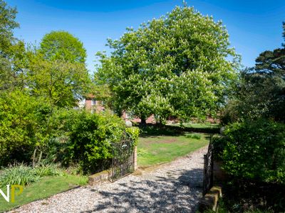Property Image for Layer-de-la-haye, Colchester