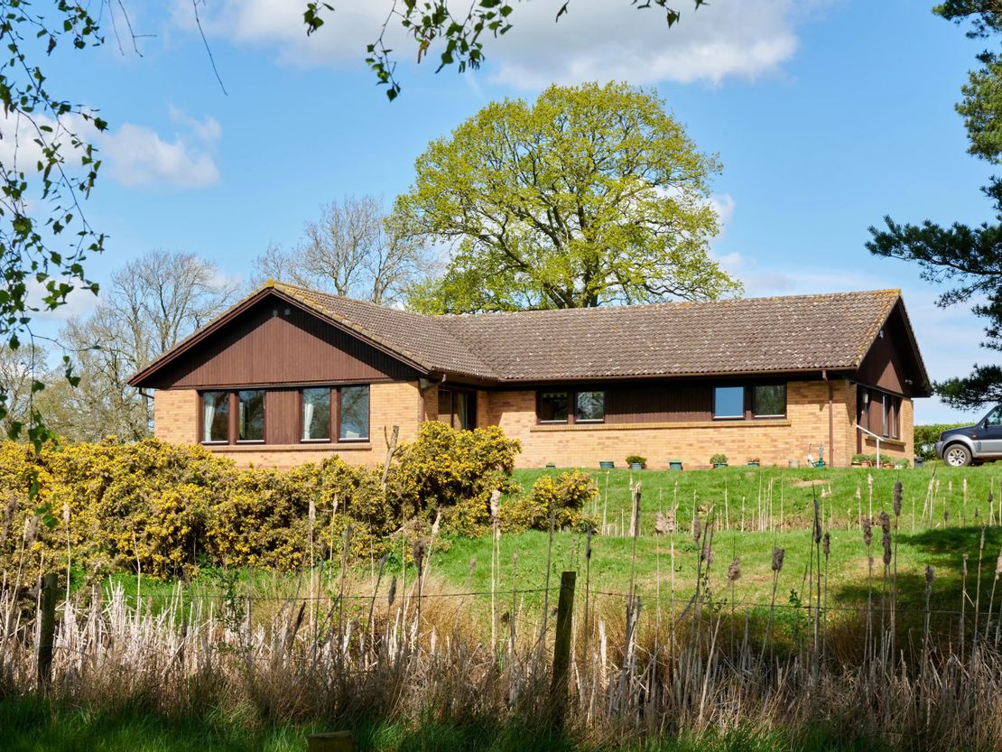 Foxholes Fisheries, Crick, Northampton, Northamptonshire, NN6 7US