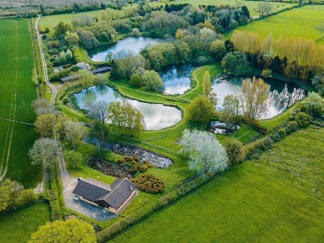 Foxholes Fisheries, Crick, Northampton, Northamptonshire, NN6 7US