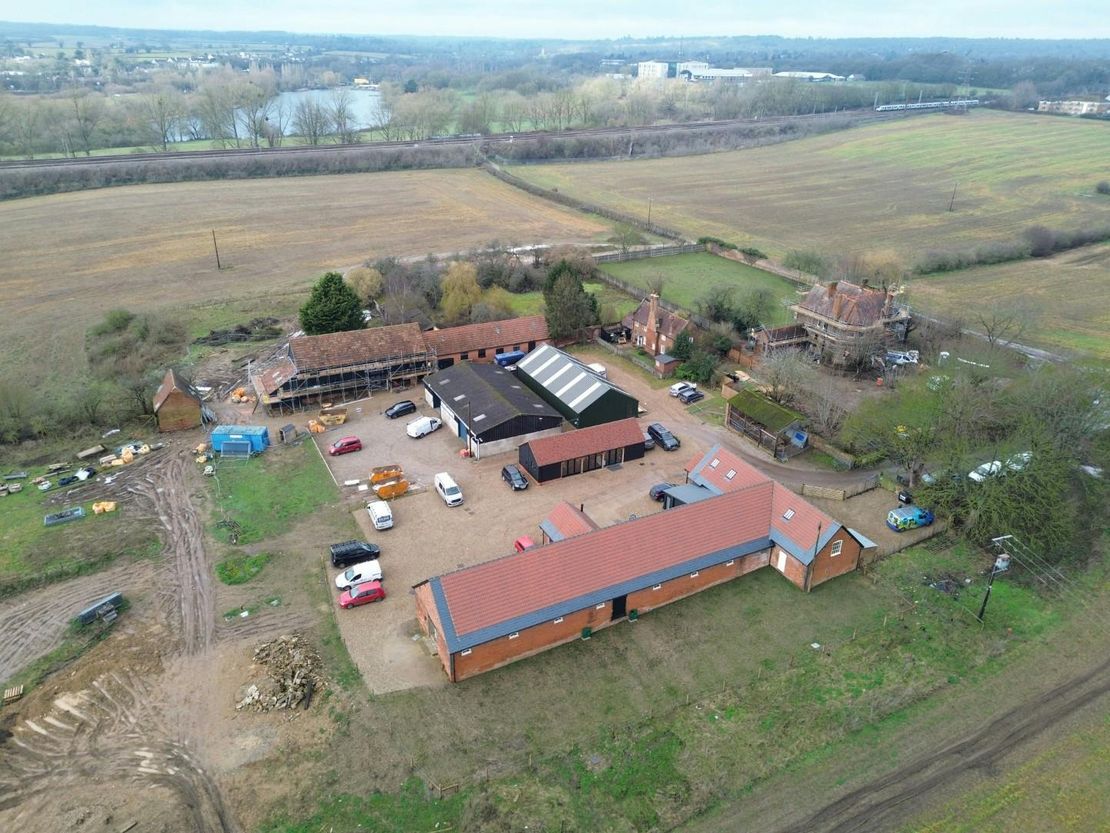 4 & 5 Woodhall Farmstead, Mill Green, Hatfield, AL9 5NU