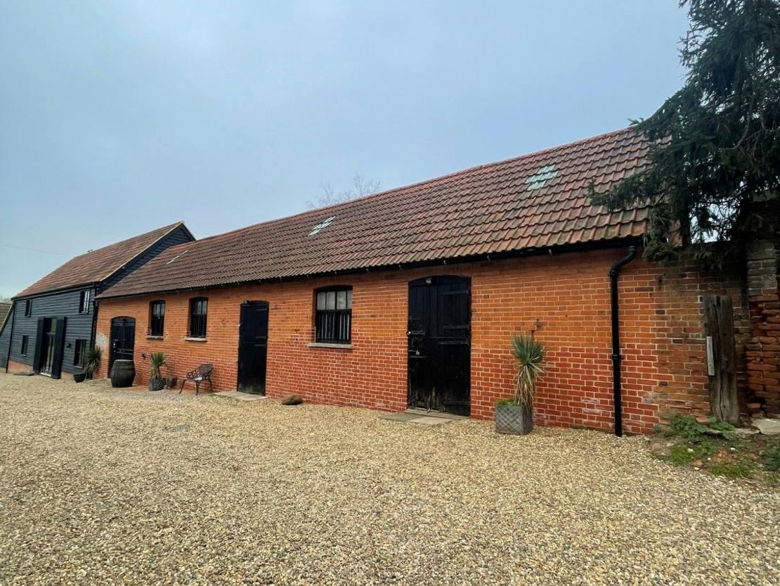 4 & 5 Woodhall Farmstead, Mill Green, Hatfield, AL9 5NU