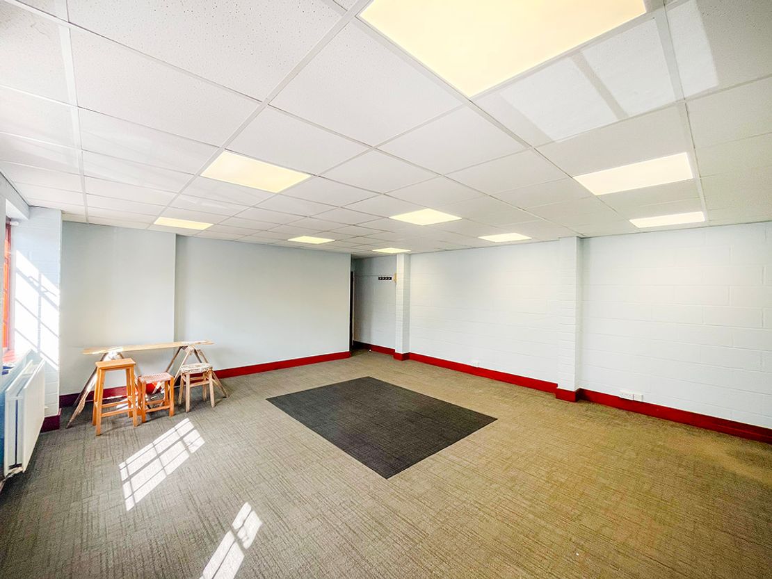 Unit F Weyvern Place, Weyvern Park, Peasmarsh, Guildford, GU3 1LZ