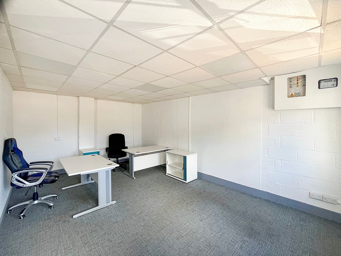 Unit D Weyvern Place, Weyvern Park, Peasmarsh, Guildford, GU3 1LZ