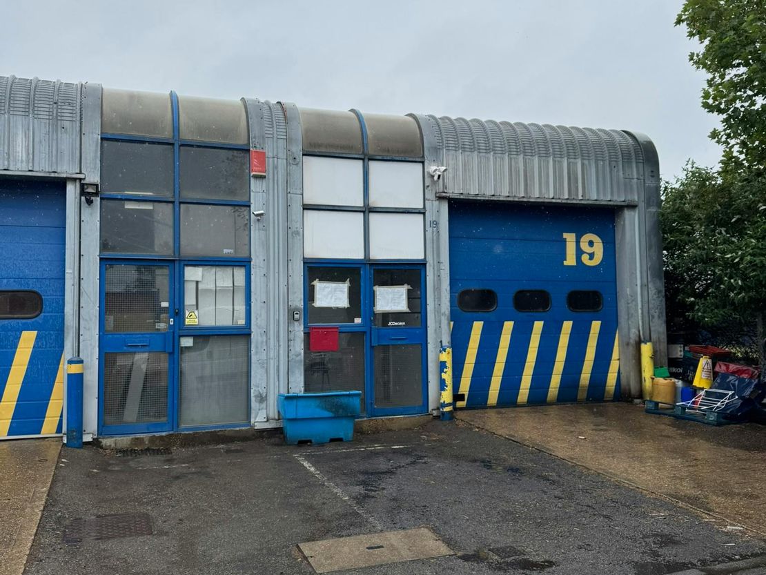Unit 19, Eversley Way, Egham, TW20 8RG