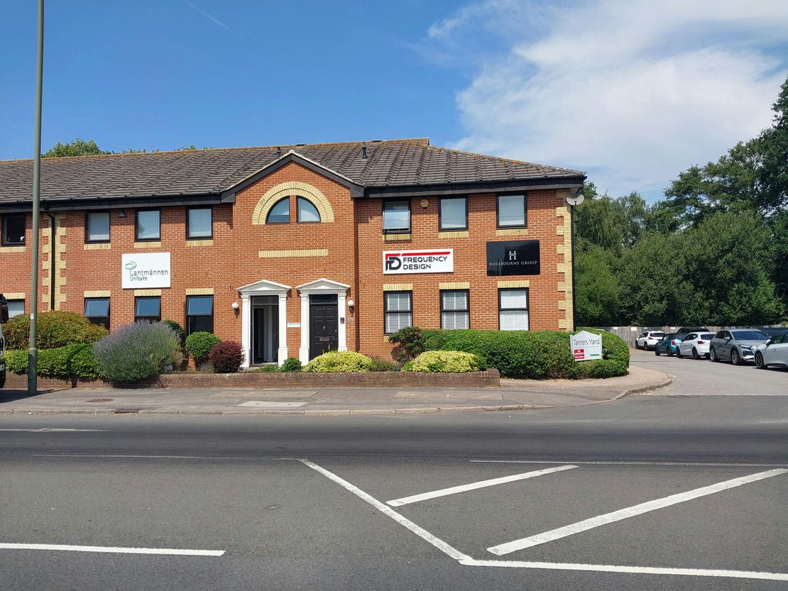 3 Tanners Yard, London Road, Bagshot, GU19 5HD