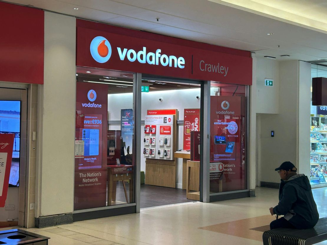 Unit 8, County Mall Shopping Centre, Crawley, RH10 1FF
