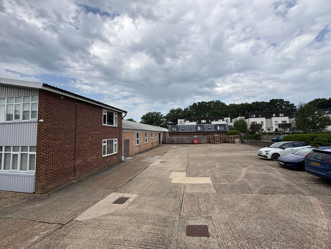 67 Victoria Road, Burgess Hill, RH15 9LH