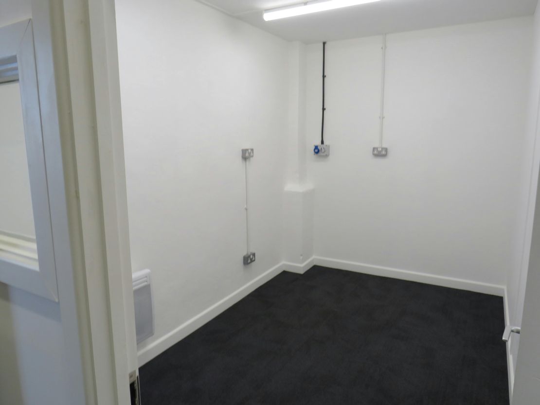 Unit R, Linsford Business Centre, Linsford Lane, Mytchett, Camberley, GU16 6DJ